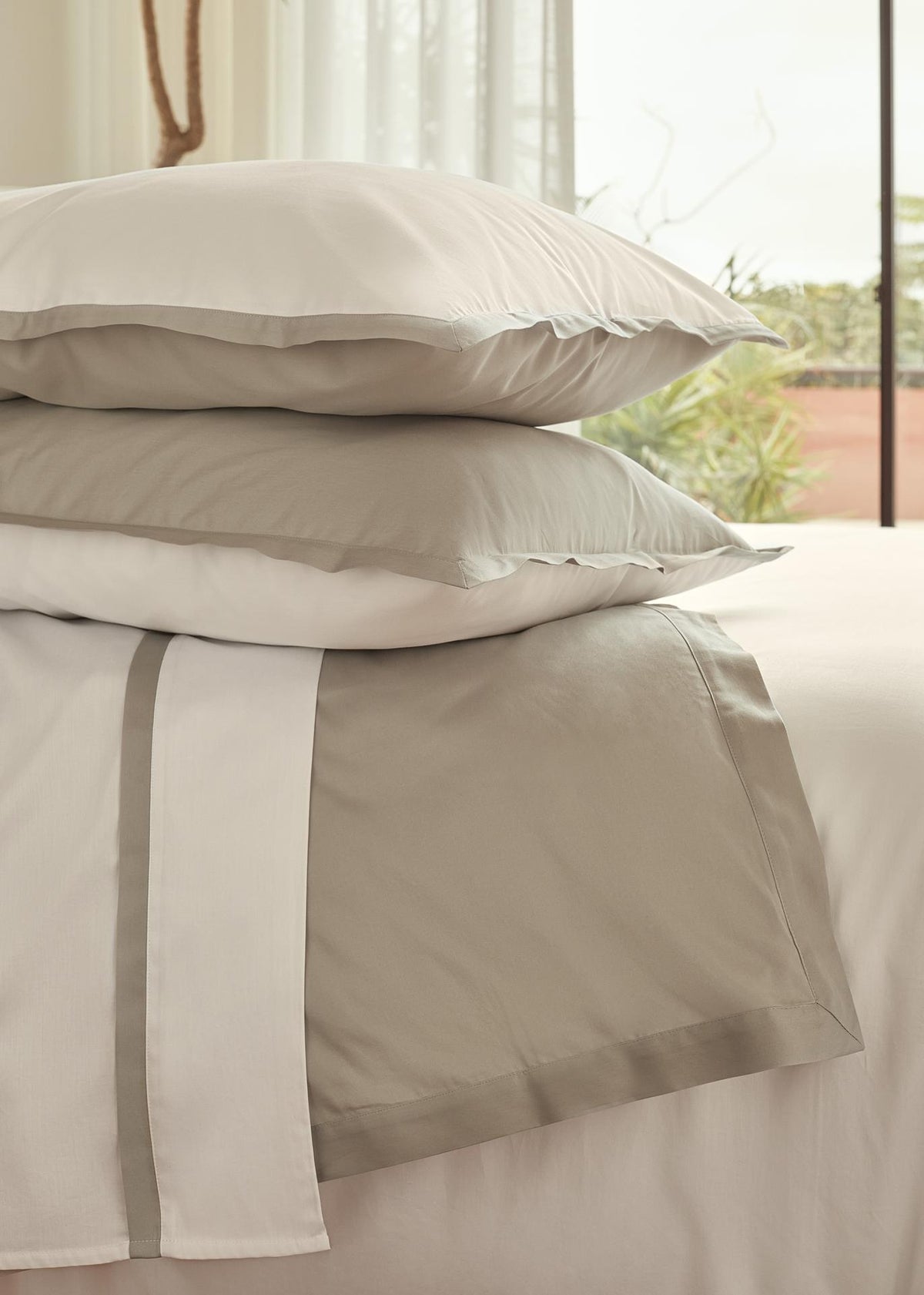 Caetano Duvet Cover Set - White/Taupe
